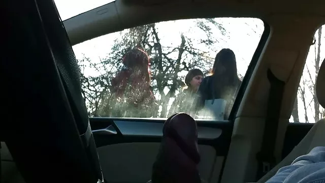 Fiatal pár az ágyon, miközben amatőrporno senki sem otthon