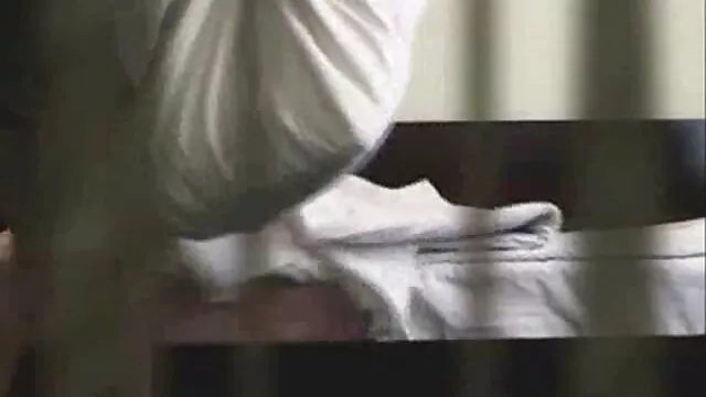 Orosz szomszéd az retro pornófilmek erdőben játszik a kamera