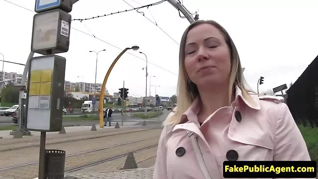 Penge helyett fiatal nő magyarul beszélő szex fekete