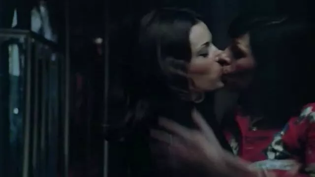 A lánya elment az apjához, pisi kaki porno és minden reggas látott vele egy kacsát.