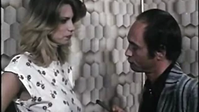Kutya levetkőzik a medence szexi porno mellett