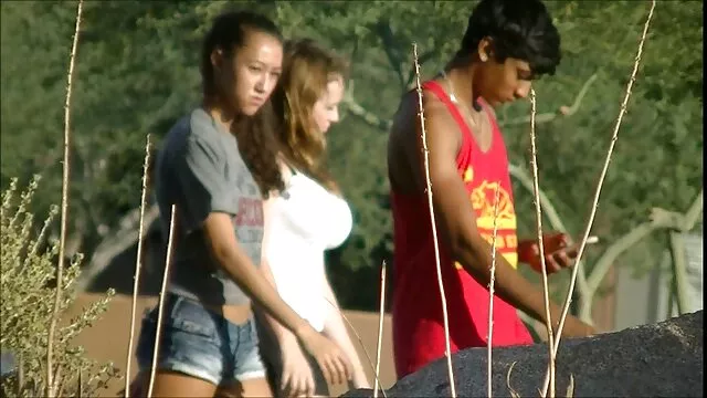 Vishnu erotikus sex video dohányzik egy létrán, míg az apja alszik