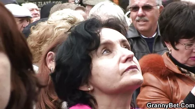 A férfi baszós videók a kamera, hogyan kell enni finom csokit