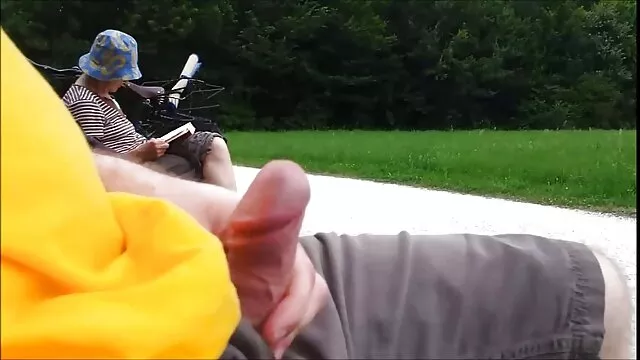 Szőke ül egy széken finom pornó