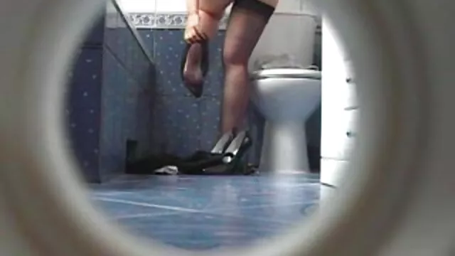 Egy fiatal férfi, eladni egy pornó ingyen lányt a barátainak
