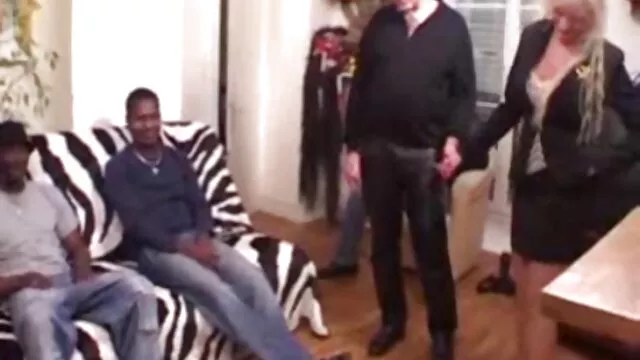 Ebony ugrál szexvideo magyarul egy nagy verseny rajongó.
