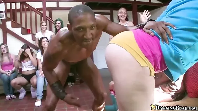 Átmentem az egész szép barna lyukon jo pornok