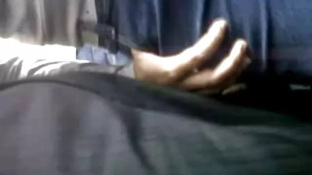 Egy giga farok erős ember egy lányt nyom a csirke mellé