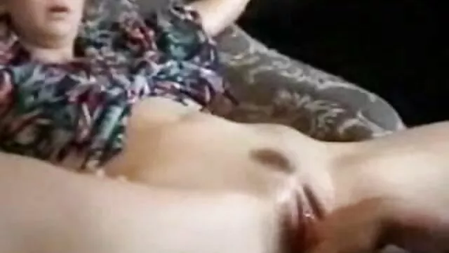 A magyarpprno nagy kakas menekül egy pamut baba a WC-ben.