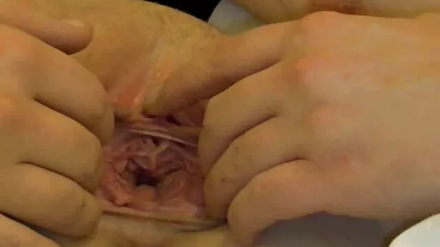 Ez a fickó porno élö felébred a barátnője, sült