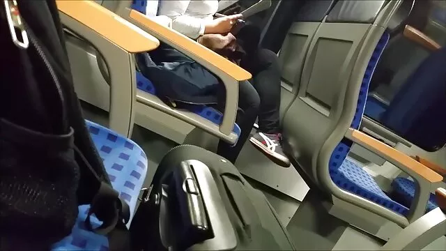 Két szörny, nagy kezekkel és lábakkal, egy fehér lány magyarul beszélő szexfilmek lyukait használta.
