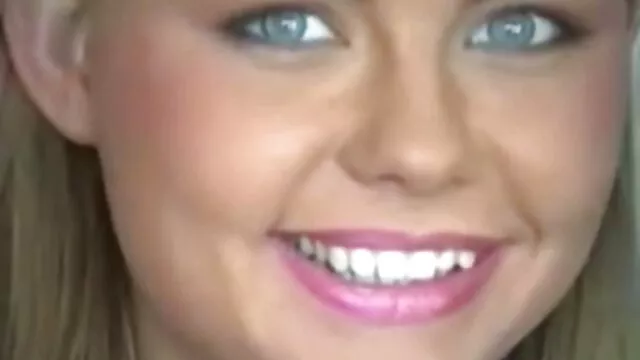 Dolgozott testver szex video a nyelvét a lyukakba