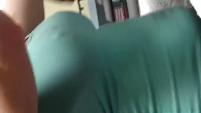 Gyönyörű magyarul pornó arccal, egy fickóval a kanapén